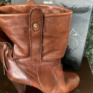 Rich Luggage color booties! Leather sz 8